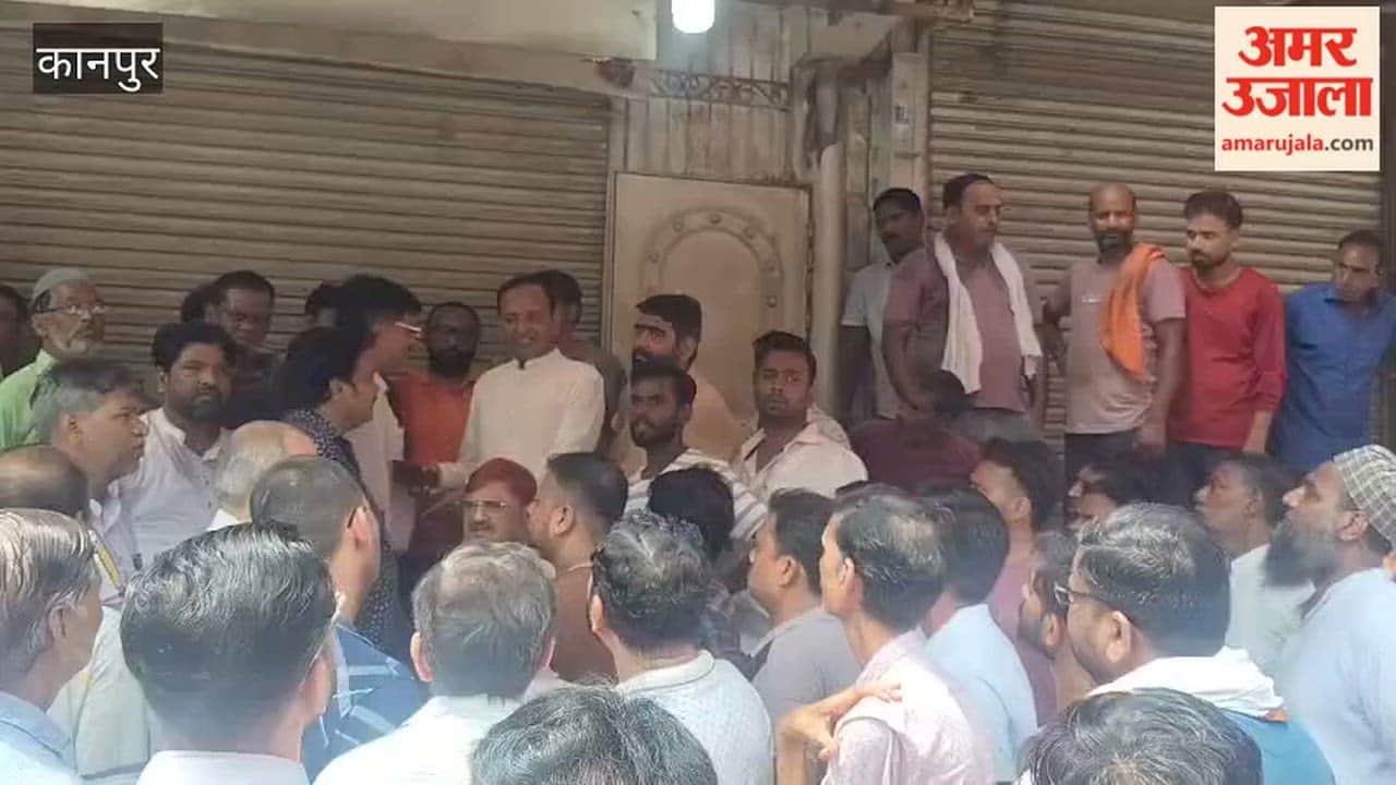 Kanpur: Traders protest against Food Department's sampling drive by shutting down the market