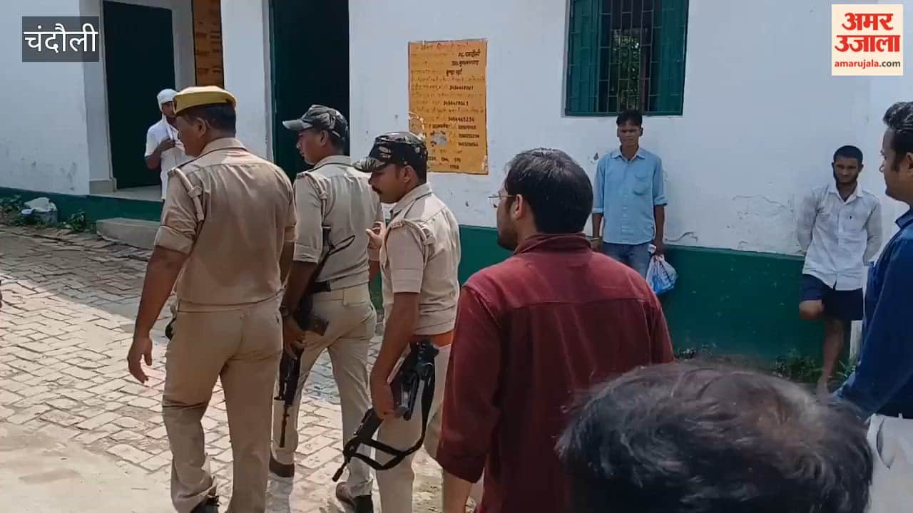 DM visits flood-affected areas in Chandauli