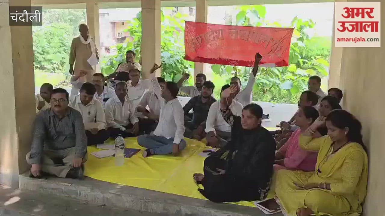 Lekhpals stage protest in Chakia Tehsil employees raise voices against anti-corruption action