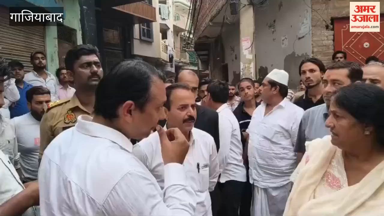 Ghaziabad Mayor Sunita Dayal seals four shops and one dairy today