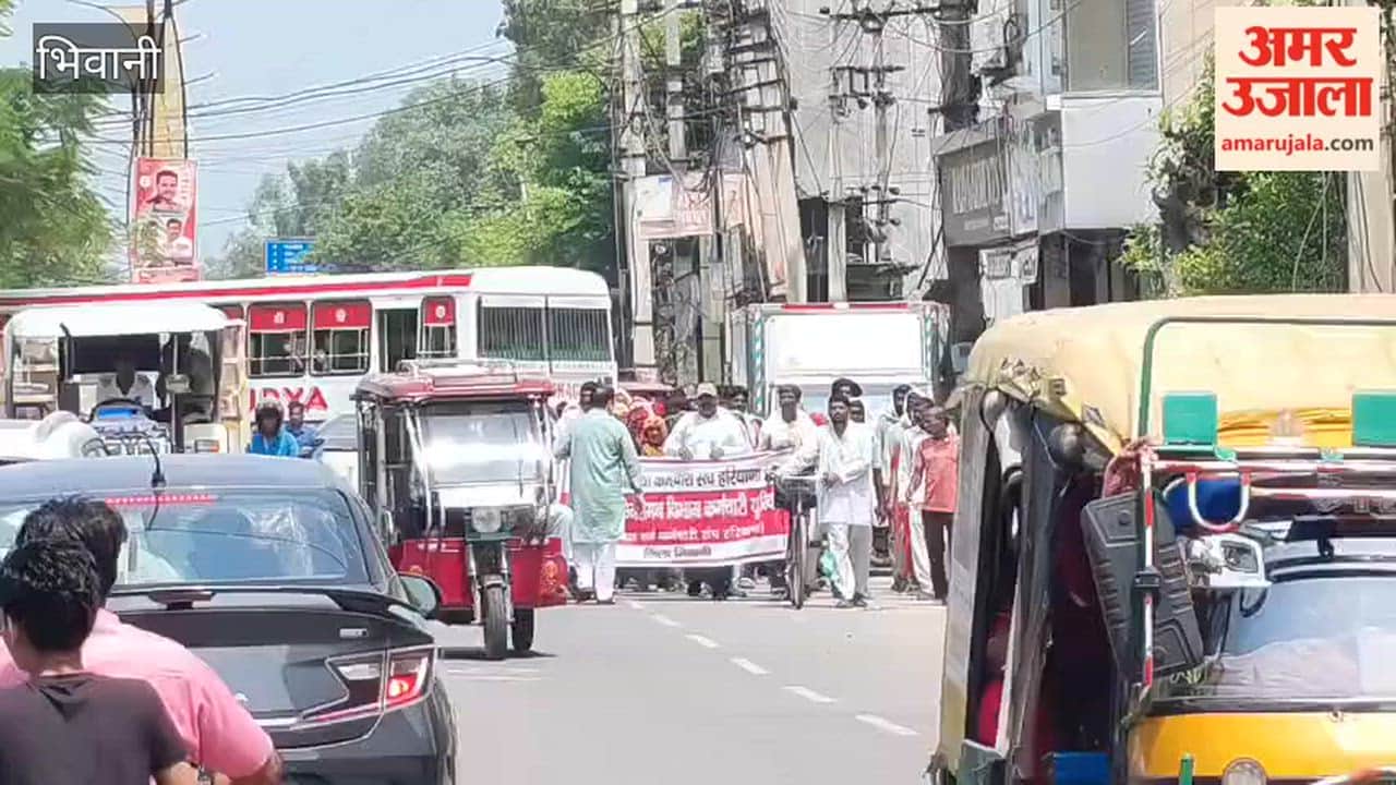 Sanitation workers reached Minister Shruti Choudhry's residence in Bhiwani and submitted a memorandum.