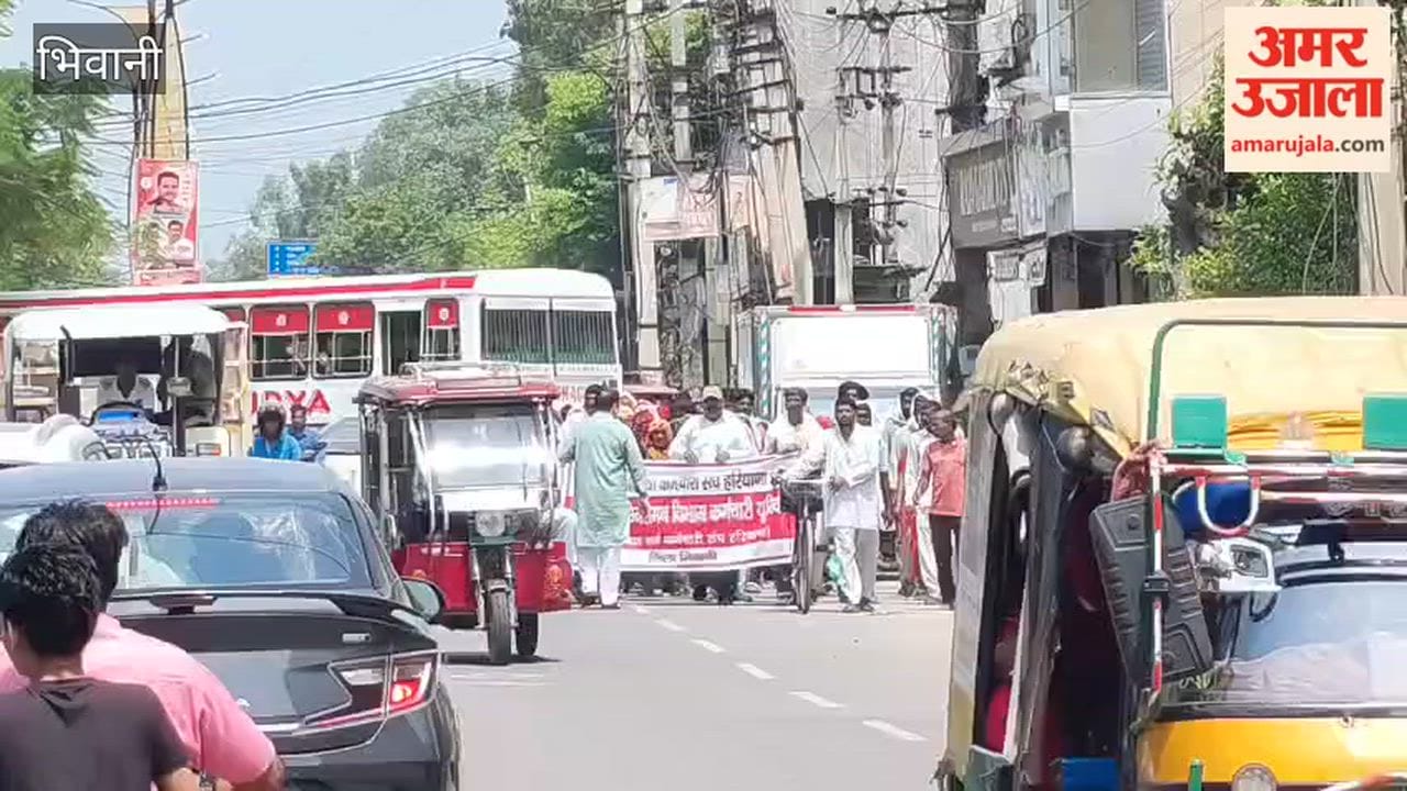 Sanitation workers reached Minister Shruti Choudhry's residence in Bhiwani and submitted a memorandum.