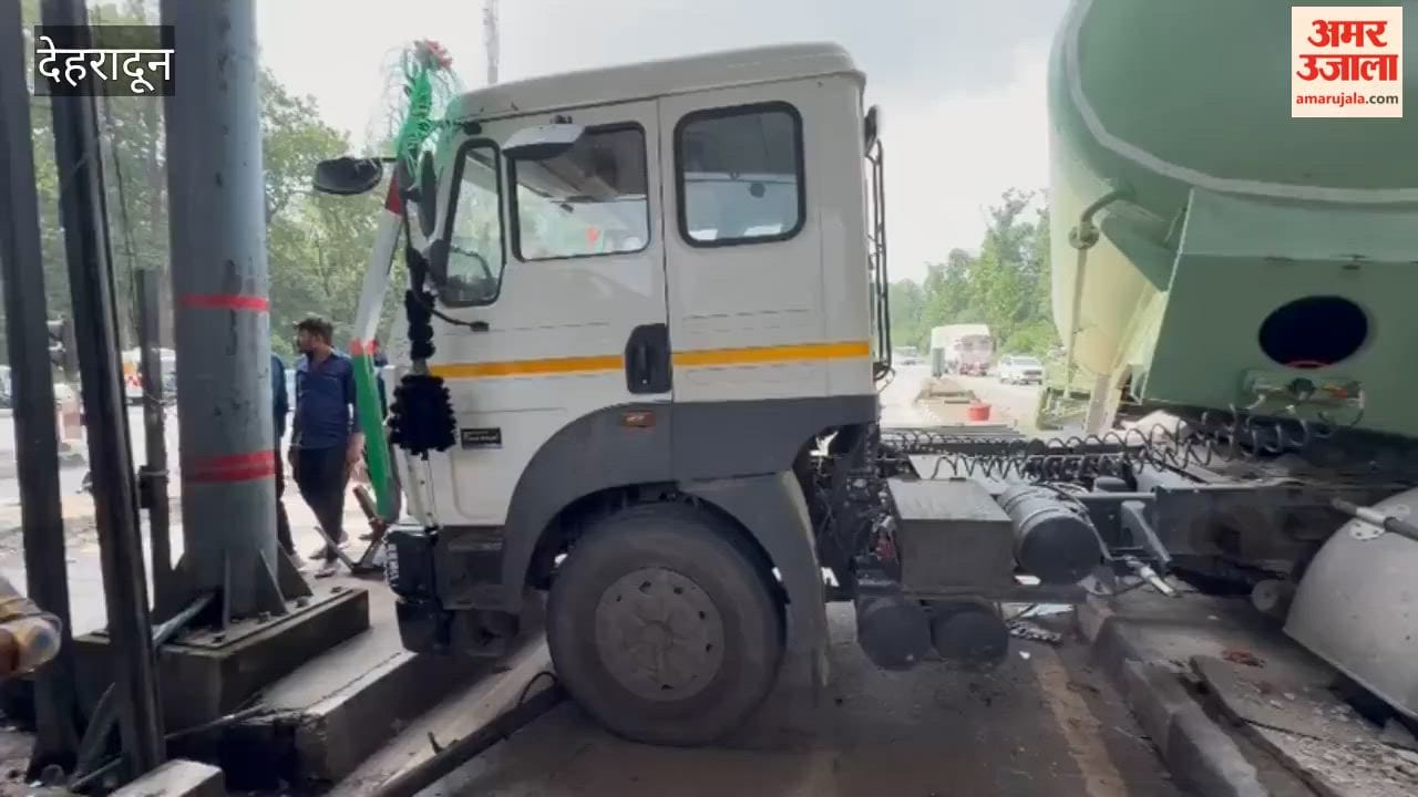 Vehicle loses control and crashes into Lachhiwala Toll Plaza