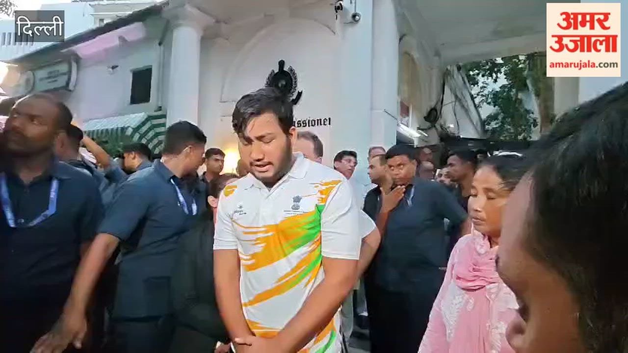 Delhi Police registers FIR following Rahul Gandhi sit-in over  pellet gun issue