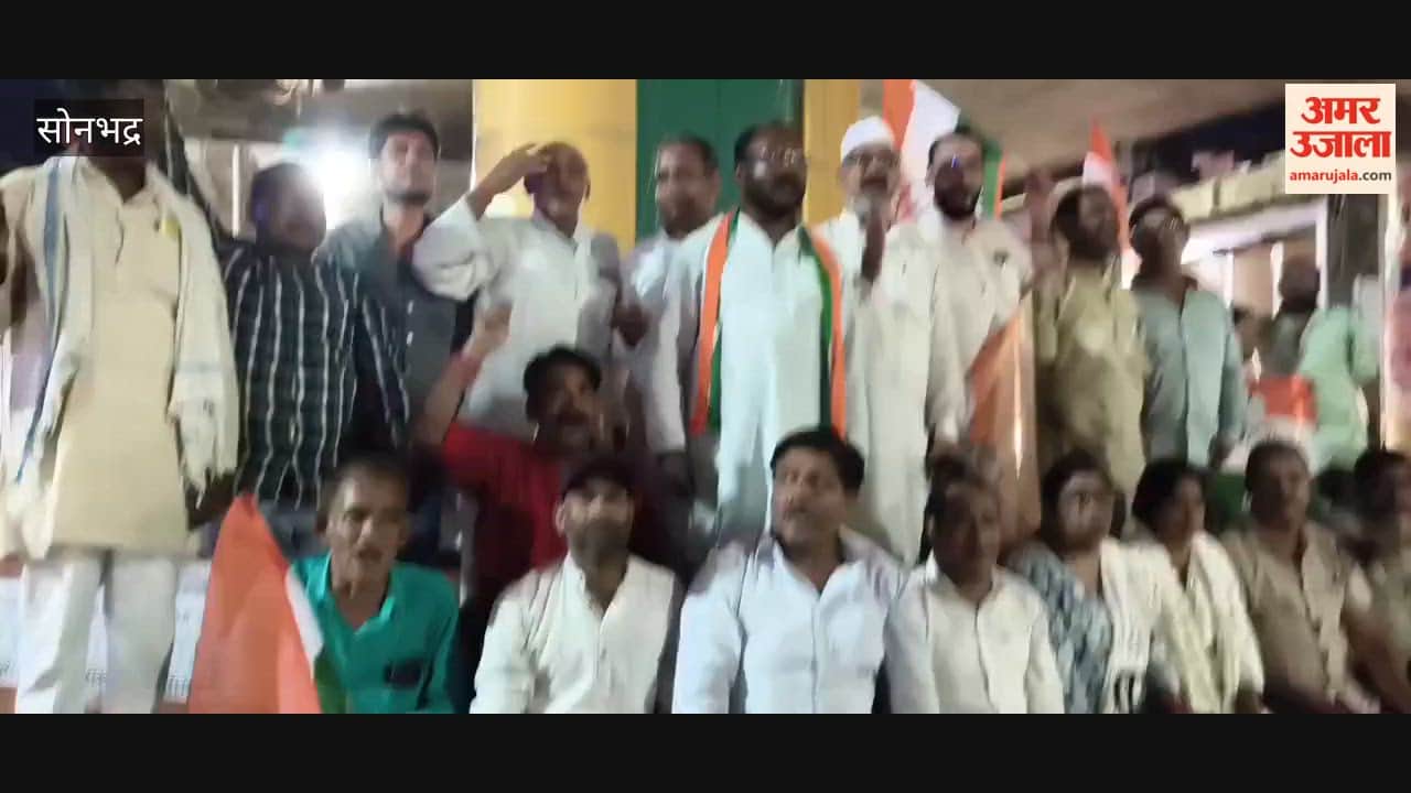 Congress workers stage protest in support of Rahul