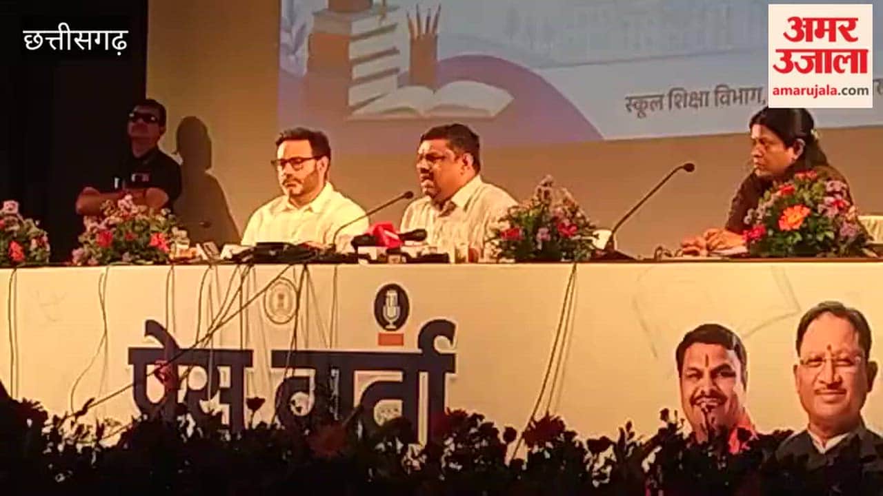 प्रेसवार्ता लेते छत्तीसगढ़ के स्कूल शिक्षा मंत्री गजेंद्र यादव