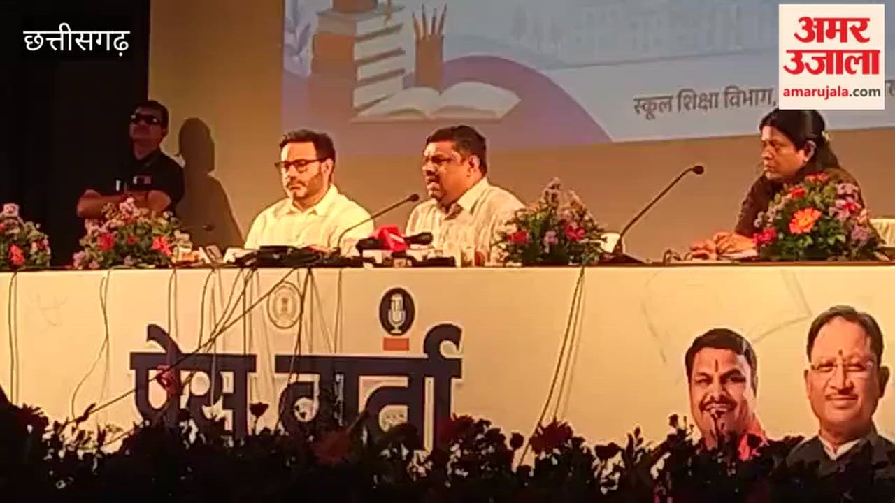 प्रेसवार्ता लेते छत्तीसगढ़ के स्कूल शिक्षा मंत्री गजेंद्र यादव