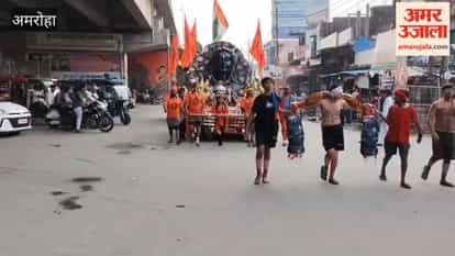 Devotion to Bhole is at its peak among the Kanwariyas.