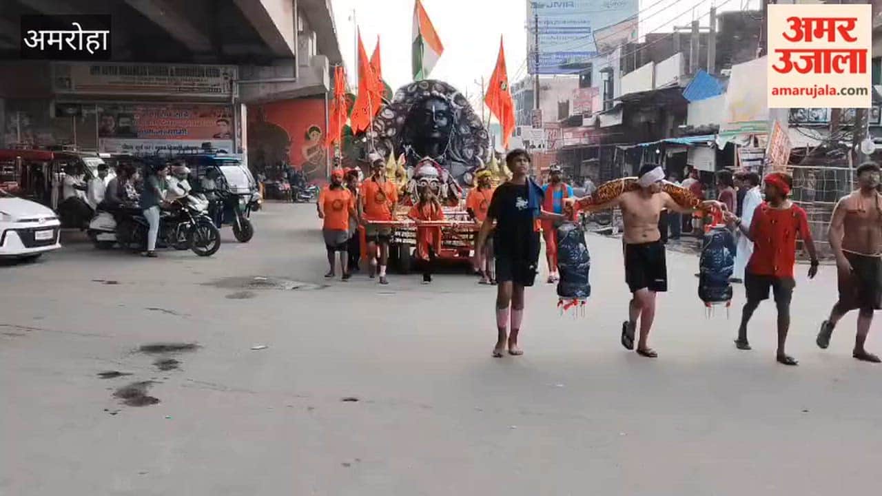 Devotion to Bhole is at its peak among the Kanwariyas.