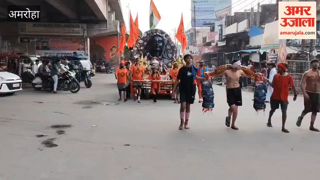 Devotion to Bhole is at its peak among the Kanwariyas.