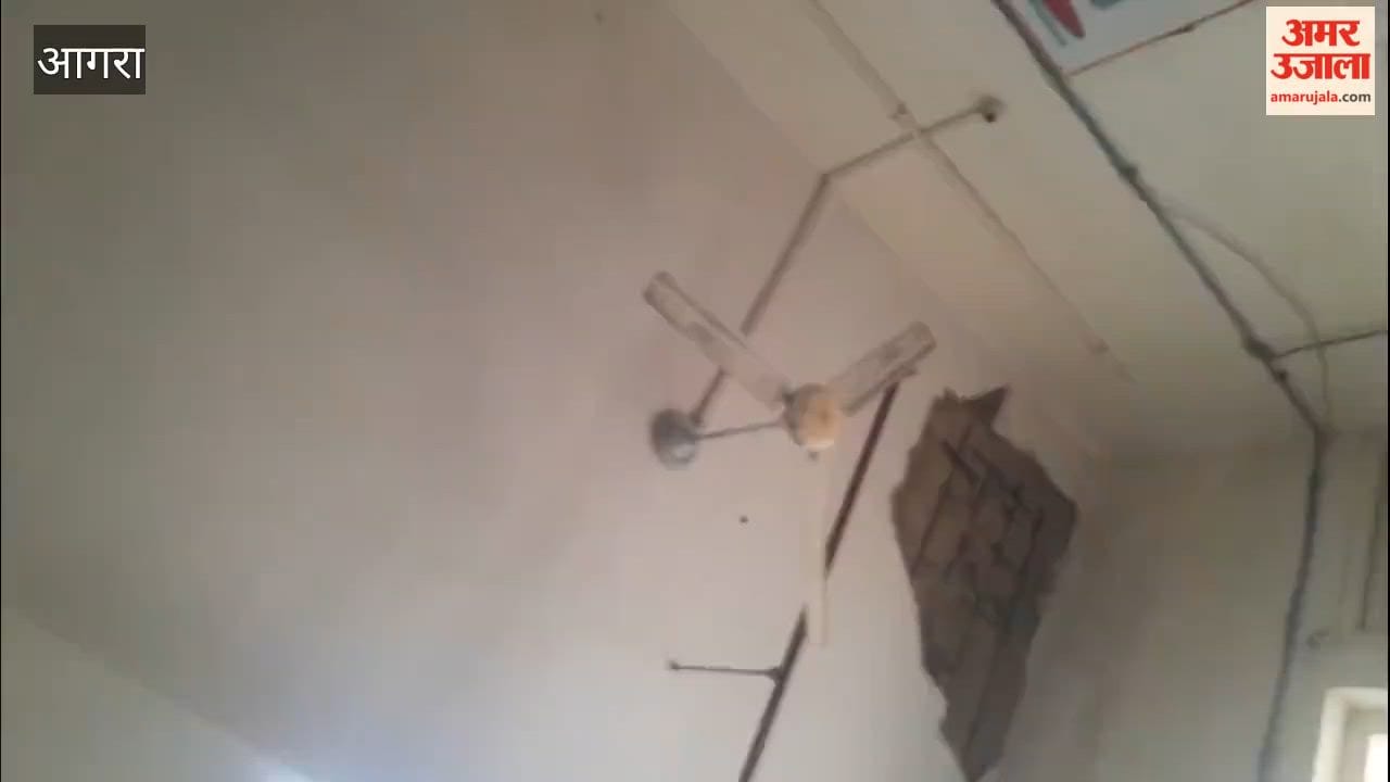 Plaster fell of roof at SN Medical College in agra