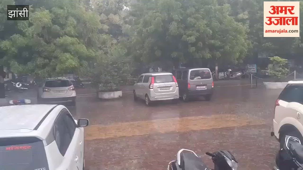 Heavy rain begins in Jhansi; the weather turns pleasant.