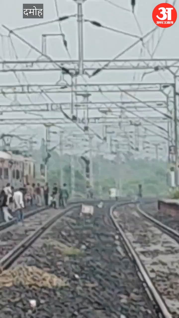 Shipra Express AC Coach Assault Unauthorised Vendors Attack Train Attendants Over Alcohol Storage Row