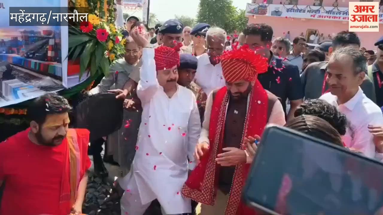 Chief Minister flagged off the first freight train in Narnaul