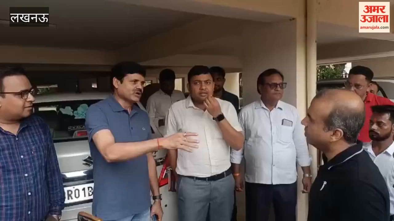 लखनऊ में इंद्रप्रस्थ एस्टेट की बाउंड्री वॉल ध्वस्त व भूमि धंसने पर शांतिपूर्ण विरोध प्रदर्शन