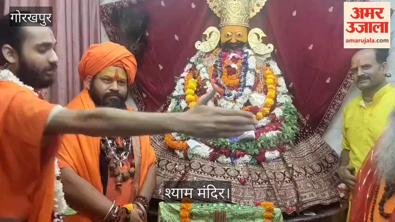 Mahant Raju Das performed prayers at the Shyam Mandir in Kalibari, Reti Chowk.
