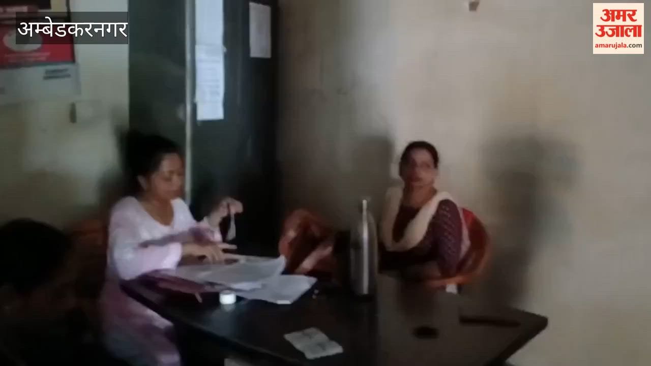 अंबेडकरनगर में शहरी पीएचसी में 25 दिन से नहीं बिजली, गर्मी के बीच उपचार
