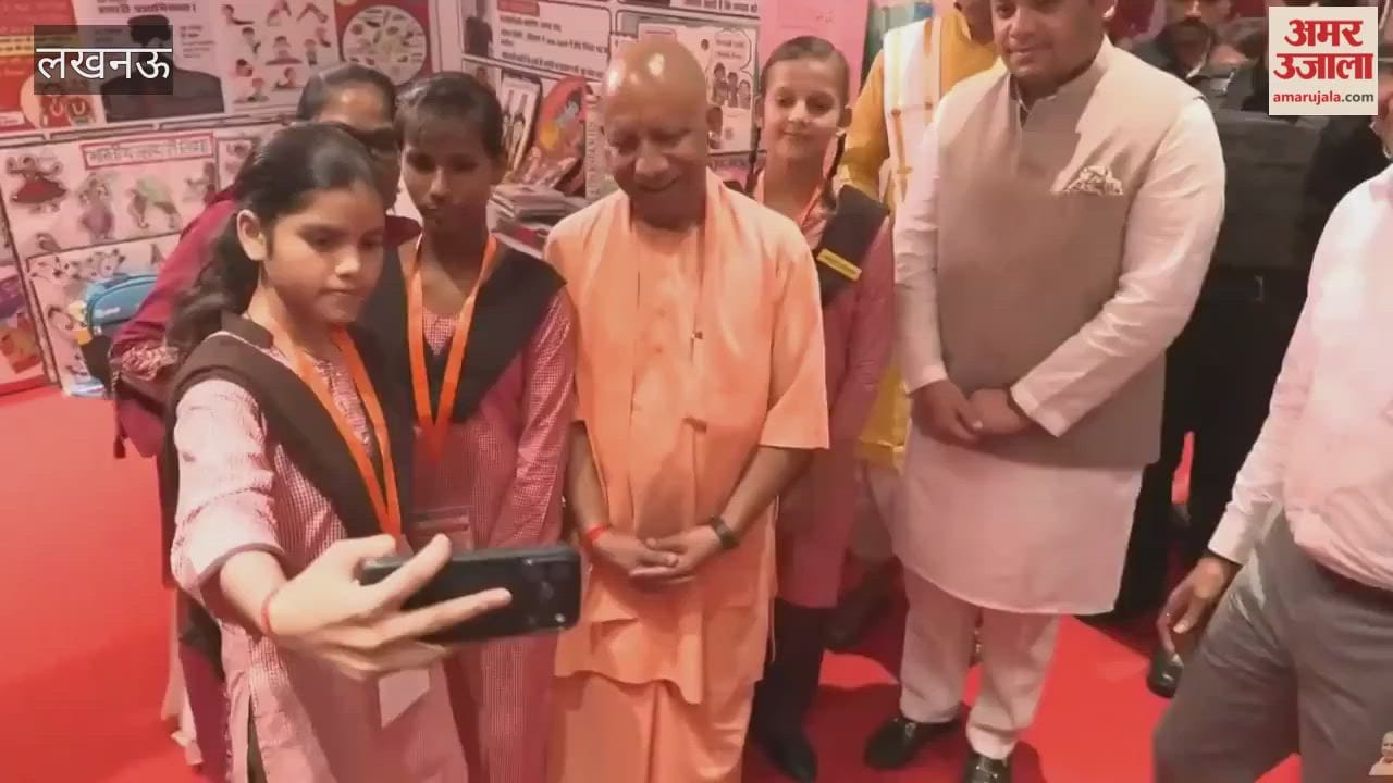 लखनऊ में रसोइयों के सम्मान समारोह में बच्चों ने सीएम योगी के साथ ली सेल्फी