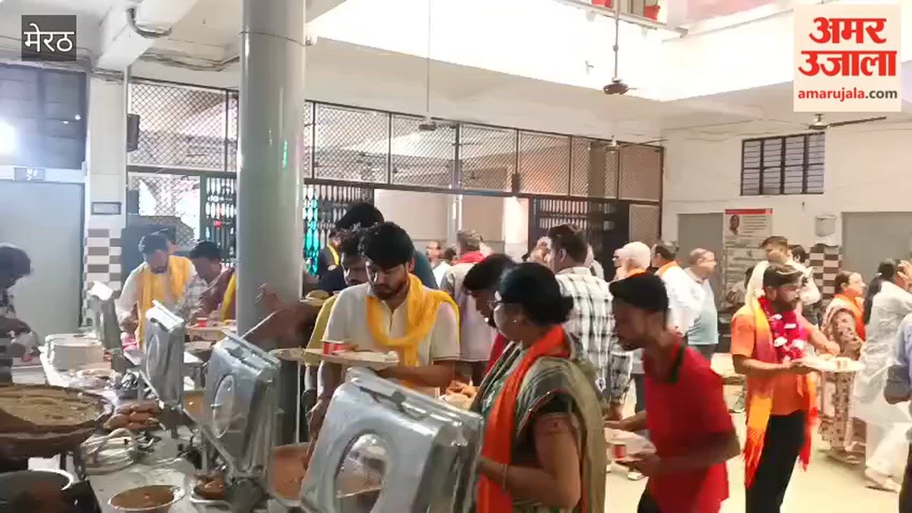 Meerut: Shri Ramlila Committee, Meerut City, organized a *Bhandara* (community feast) at Budhana Gate.
