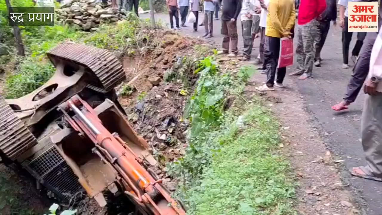 Rudraprayag: Poclain machine falls off a trailer in Basukedar; one injured