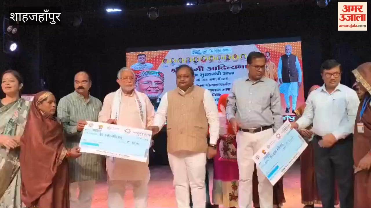 Finance Minister distributes honorarium hike cheques to cooks in Shahjahanpur