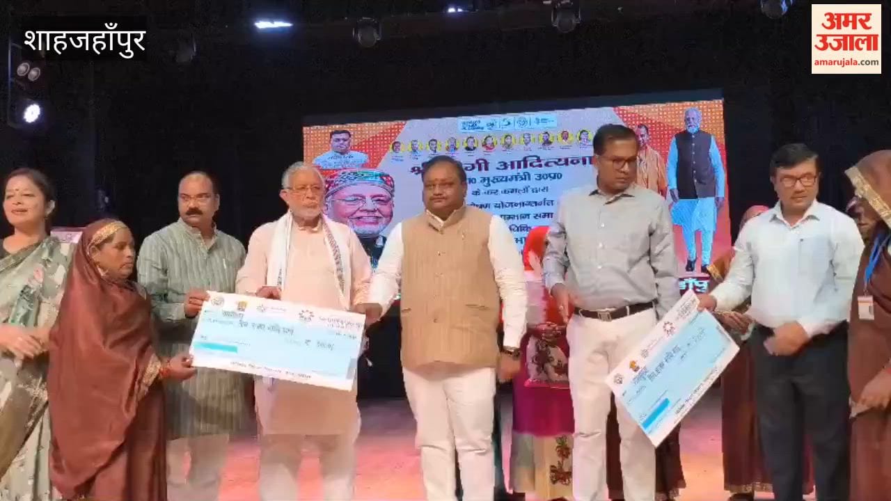 Finance Minister distributes honorarium hike cheques to cooks in Shahjahanpur