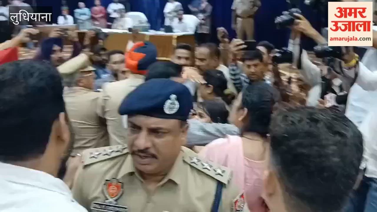 Uproar during the Municipal Corporation House meeting in Ludhiana.