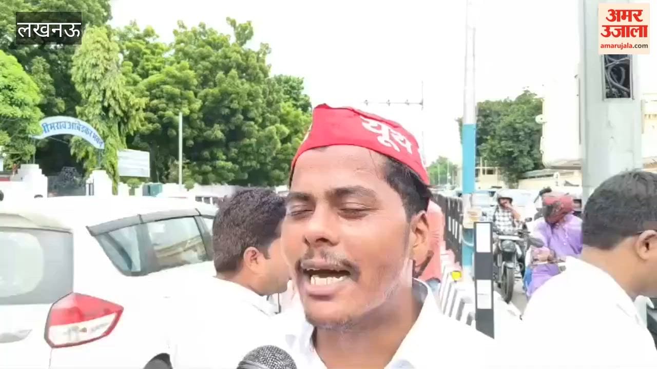 सपाइयों ने लखनऊ के बापू भवन चौराहे पर चीनी के बढ़ते दामों को लेकर किया प्रदर्शन