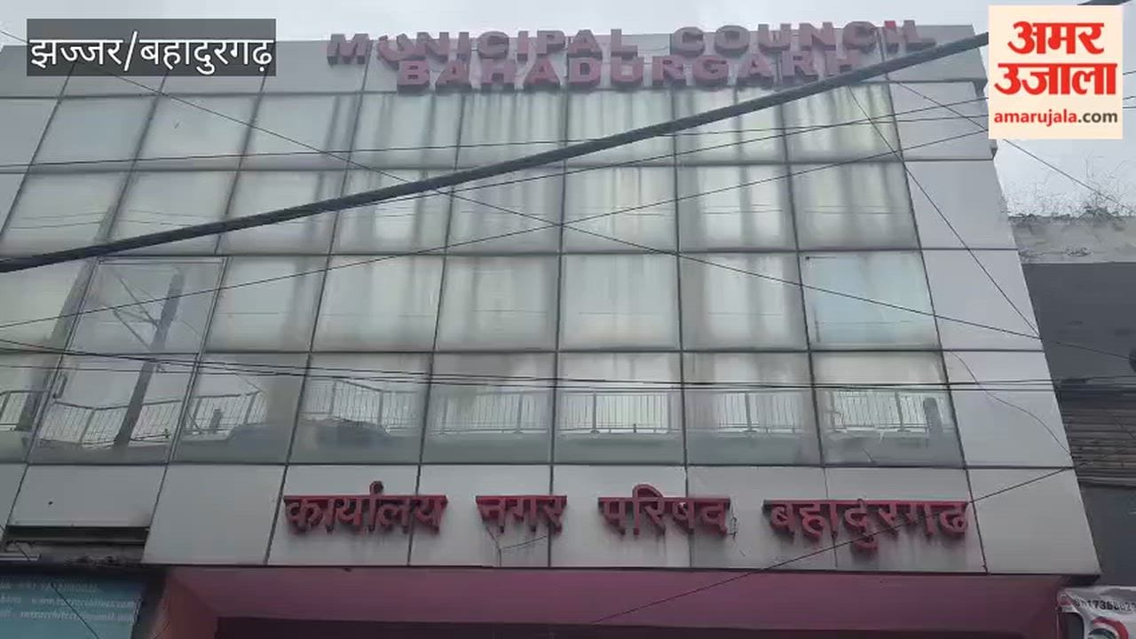 Sanitation workers' strike in Bahadurgarh continues for the 20th day; contractual workers also extend support.
