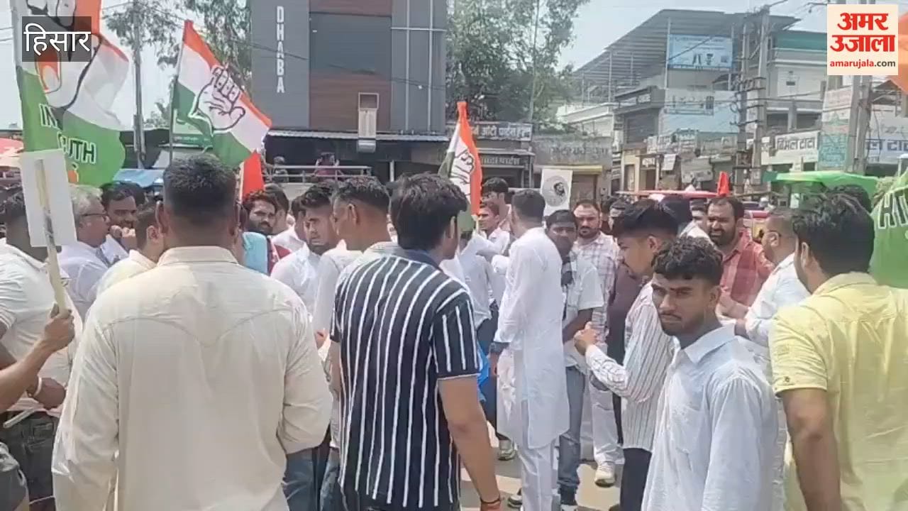 Youth Congress protest in Hansi against the recent lathi-charge on students in Delhi.