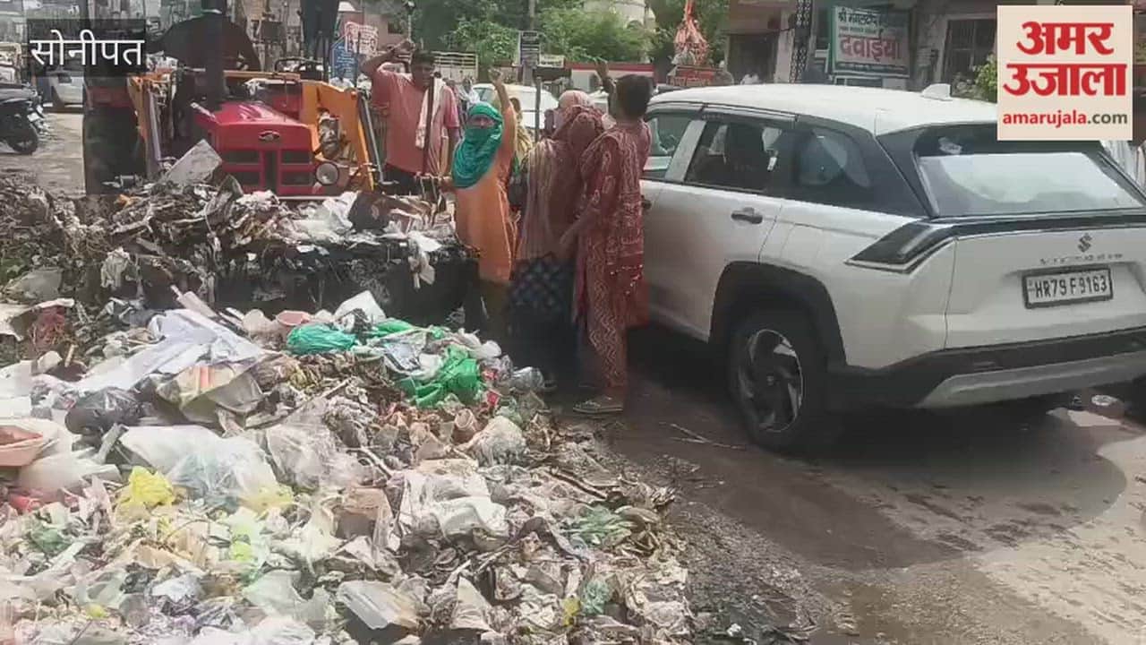 Sanitation workers create a ruckus in Kharkhoda; stop contract workers from collecting garbage.