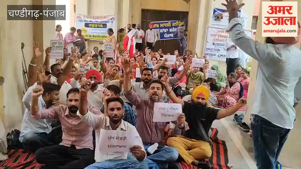 NHM and ASHA workers protest outside the DC office in Firozpur
