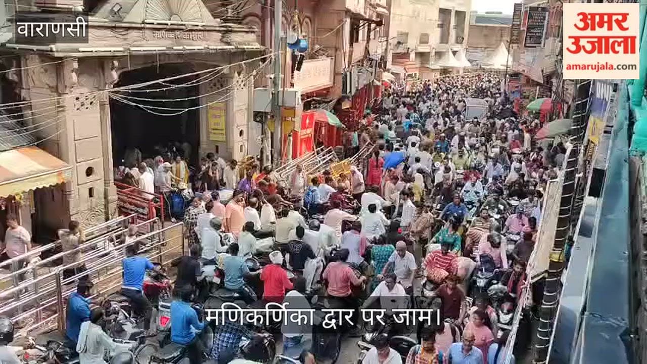 Massive traffic jam at the Manikarnika Gate in Kashi
