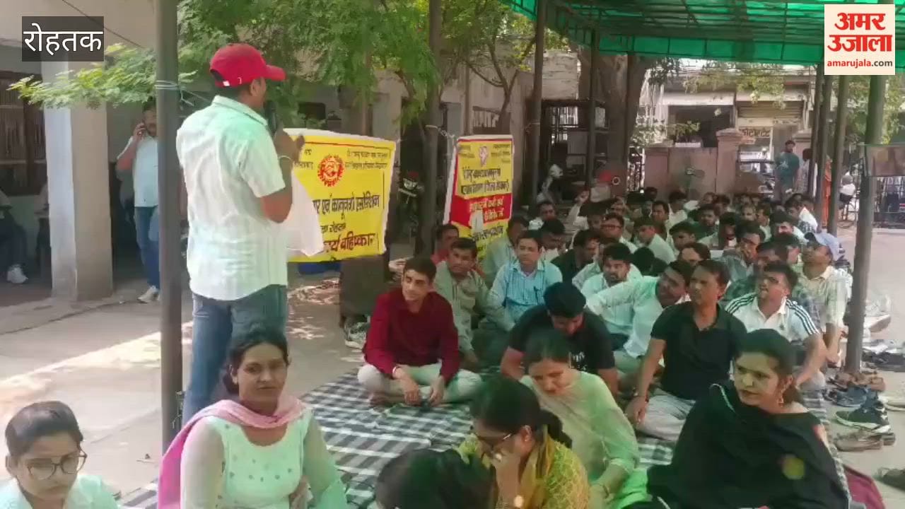 Sanitation workers strike in Rohtak; loud sloganeering at the Municipal Corporation office.