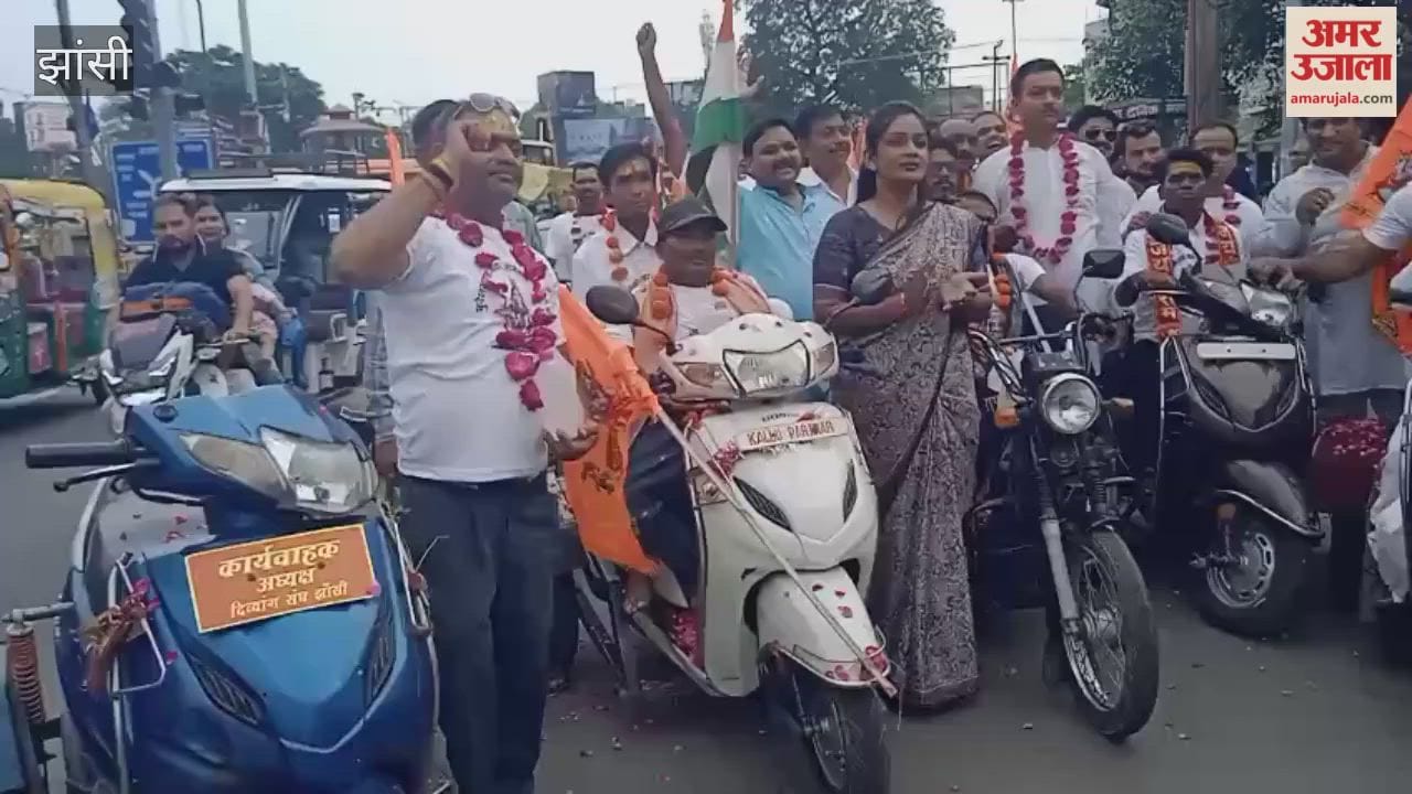 Kanwar Yatra taken out from Orchha to Antiya Talab; welcomed with a shower of flowers at Elite Square.