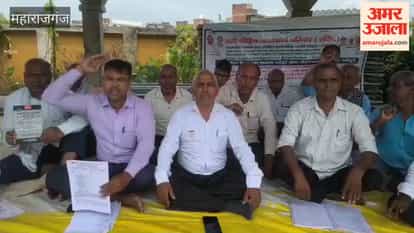 Agrieved Depositors' Family Association stages a sit-in at the DM's office.