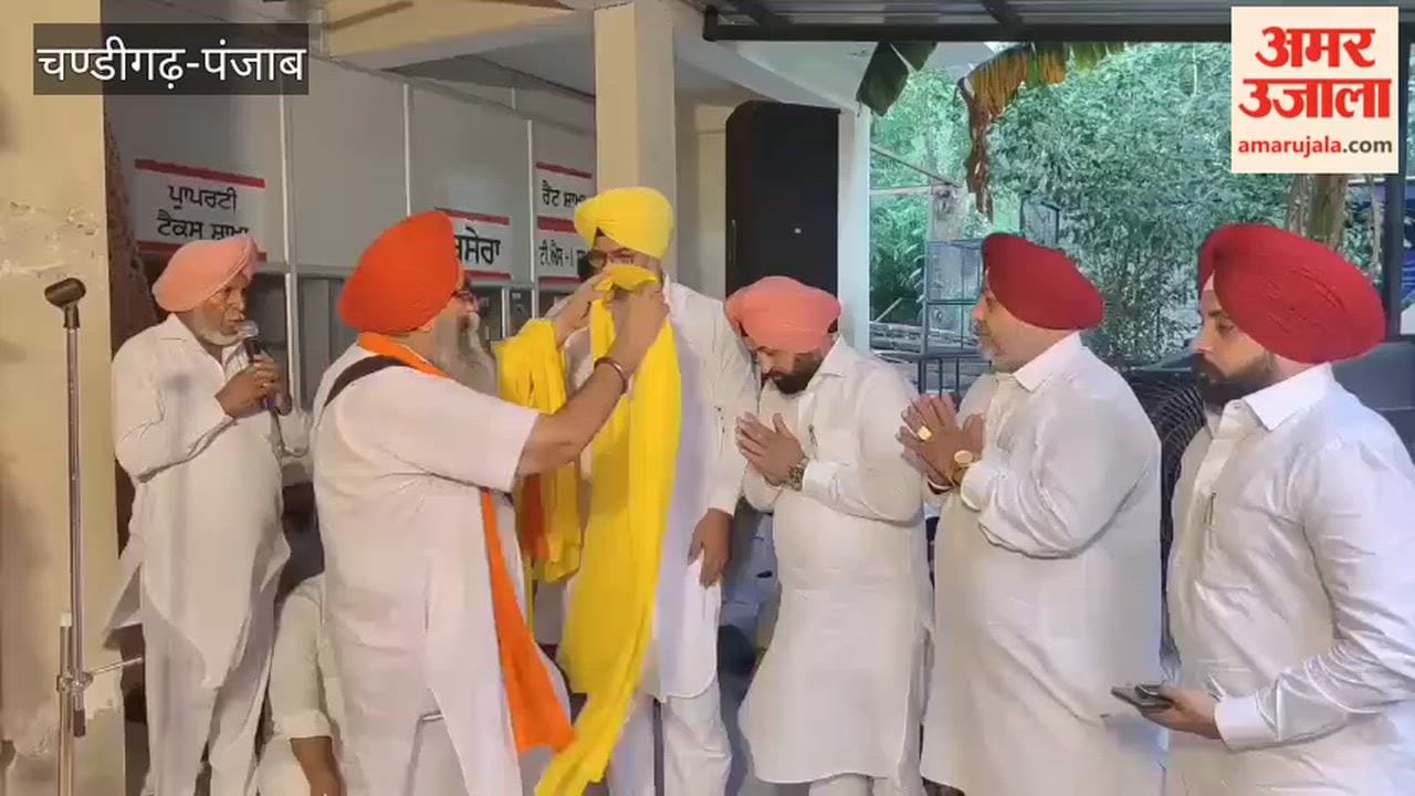 Faridkot Municipal Council President Baljinder Ahuja assumed charge, Cabinet Minister Mundian also arrived.