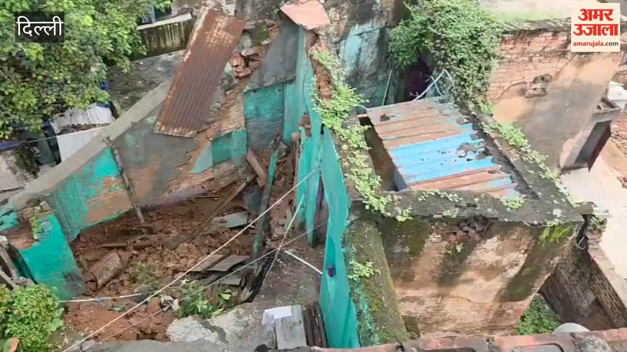building collapses in Kashmere Gate Delhi Police personnel save three members of family