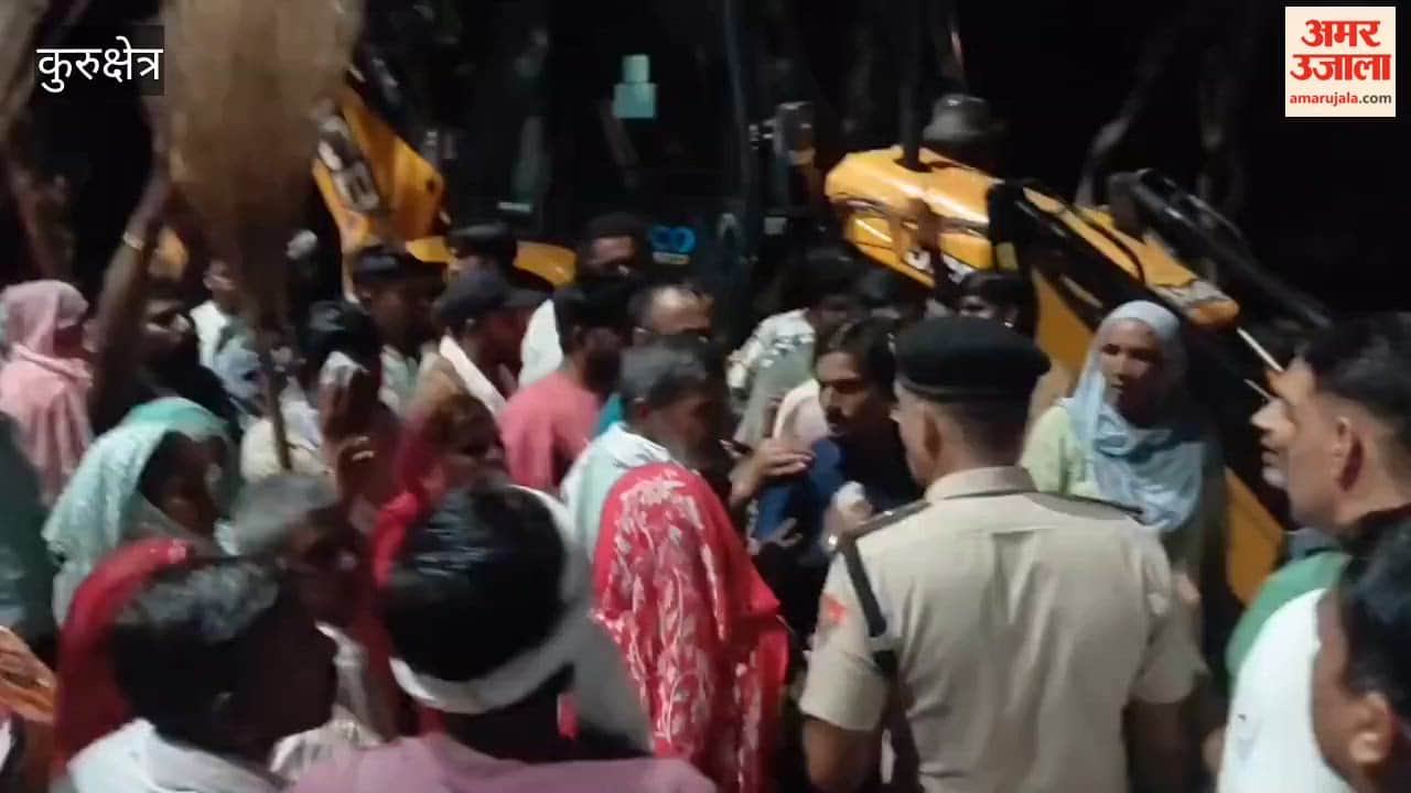 Amidst an overnight protest by sanitation workers in Kurukshetra, the administration cleared the garbage under police protection