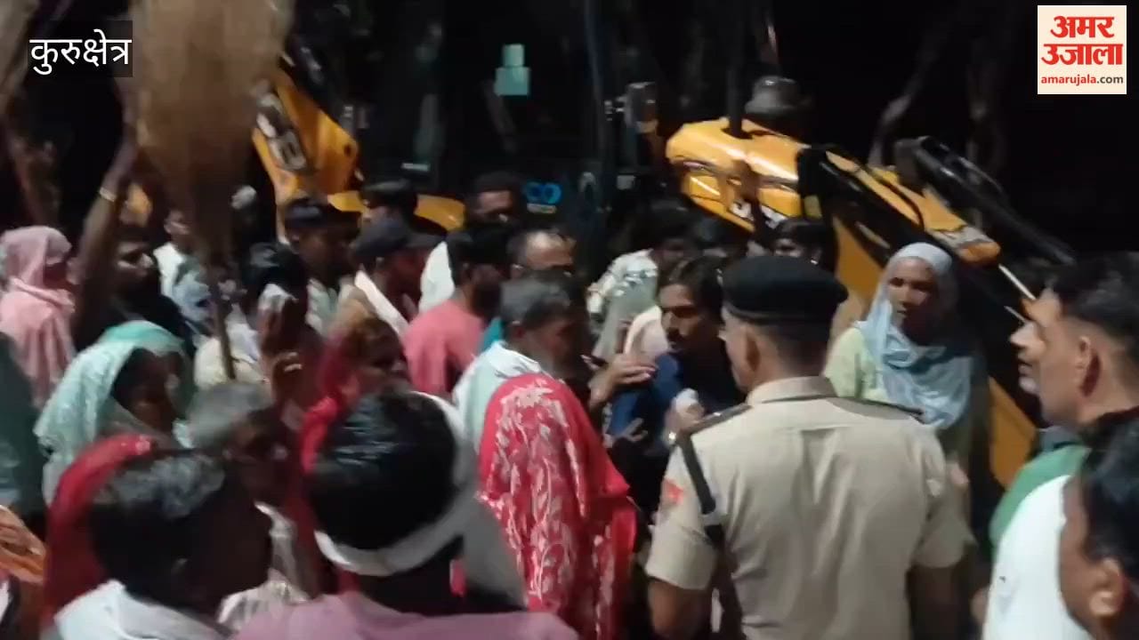 Amidst an overnight protest by sanitation workers in Kurukshetra, the administration cleared the garbage under police protection
