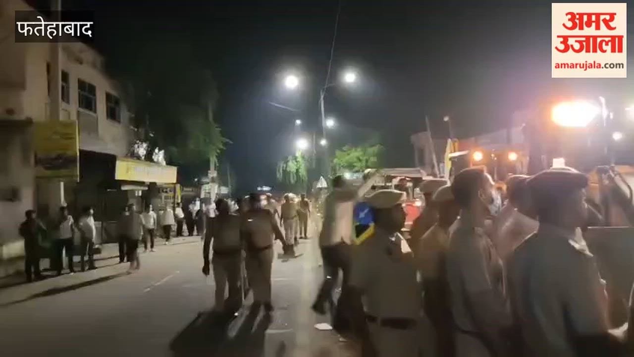 When the police began taking them into custody in Fatehabad, the employees started singing the national anthem.