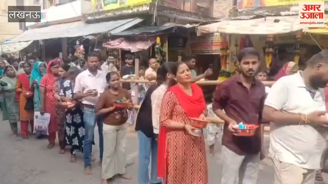 सावन के आखिरी सोमवार पर लखनऊ में डालीगंज के मनकामेश्वर मंदिर में उमड़ी श्रद्धालुओं की भीड़