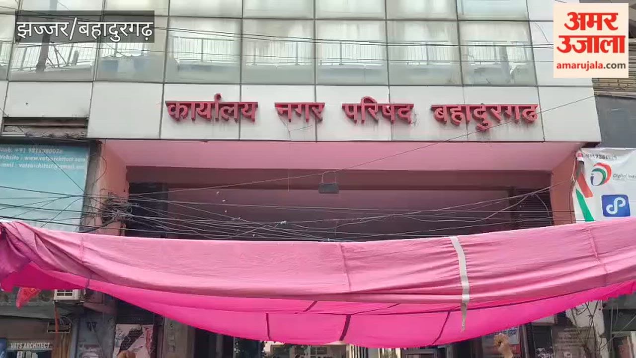 Sanitation workers strike in Bahadurgarh continues for the 19th day contractual workers extend support.