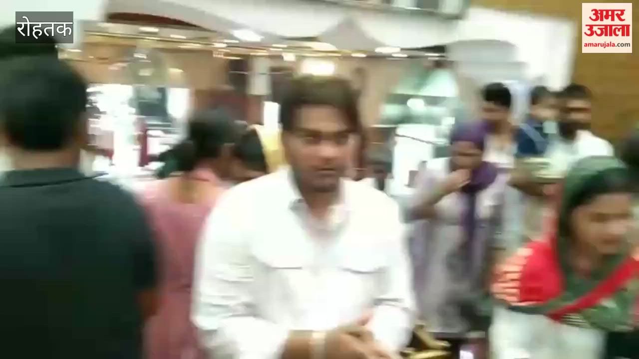 In Rohtak on the last Monday of Shravan, devotees performed Jalabhishek of Mahadev amidst chants and cheers.