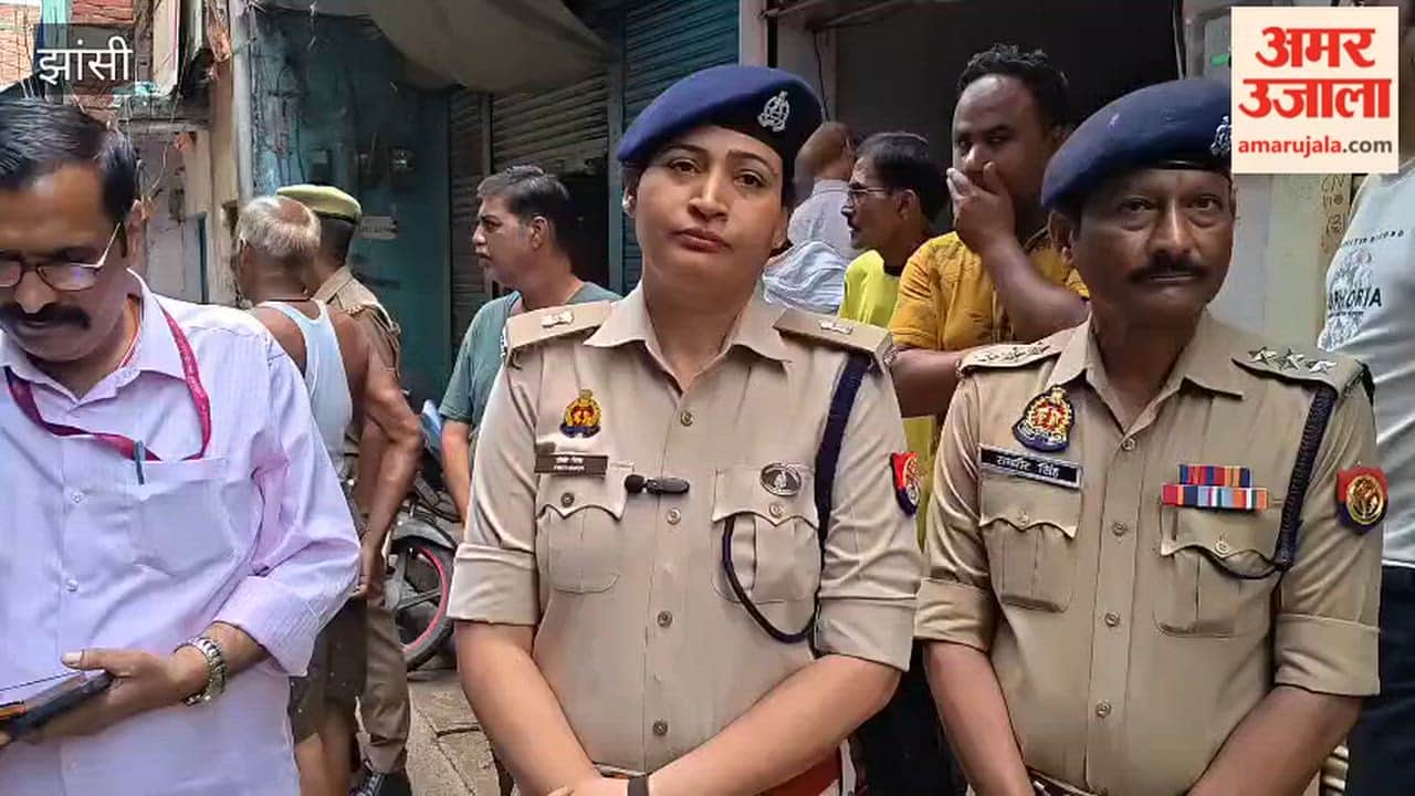 The rear section of a dilapidated house collapsed due to incessant rain; the wife, who was caught in the collapse, died, while the husband was injured.