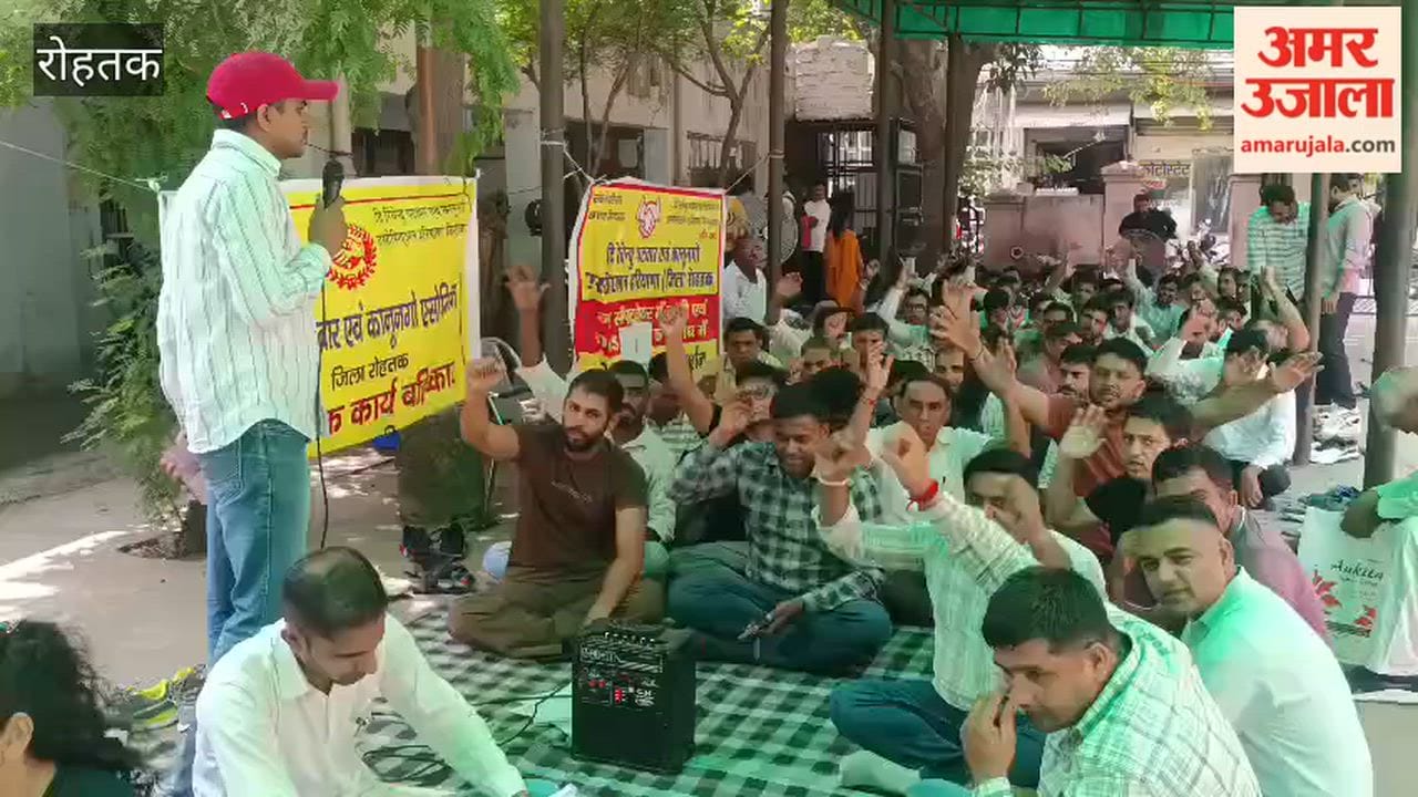 Strike by Patwaris and Kanungos continues in Rohtak; slogans raised against new software and DCS.