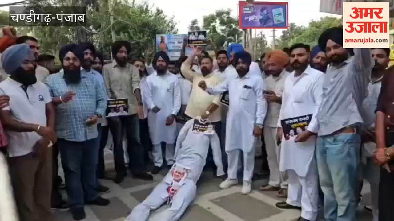 Youth Akali Dal burns effigy of Rahul Gandhi and Congress leadership in Moga.