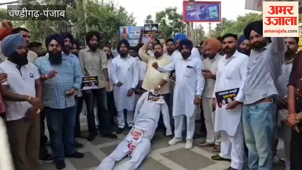 Youth Akali Dal burns effigy of Rahul Gandhi and Congress leadership in Moga.