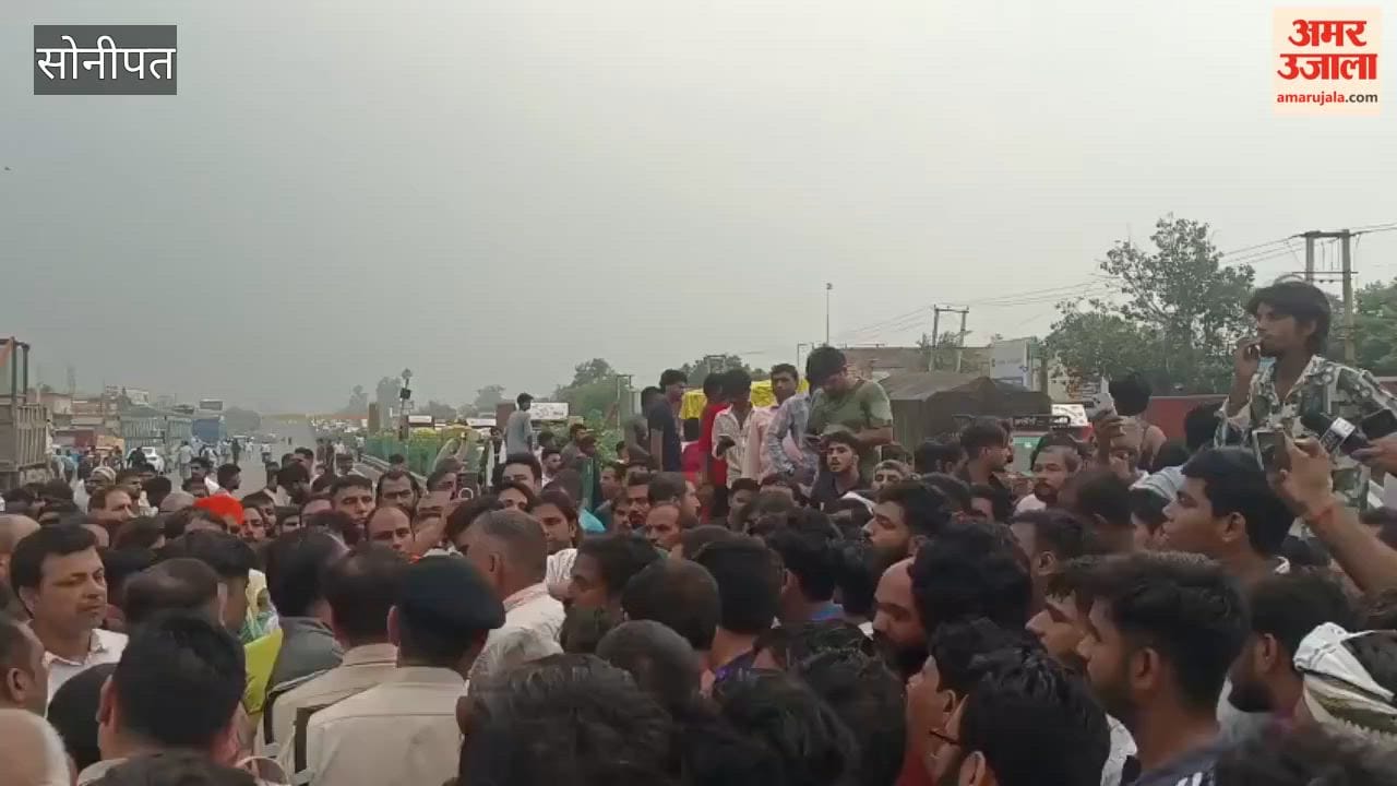 Sonipat: Villagers sit on National Highway 44 with the body of dhaba owner Narendra; block NH-44 at Kundli Border.