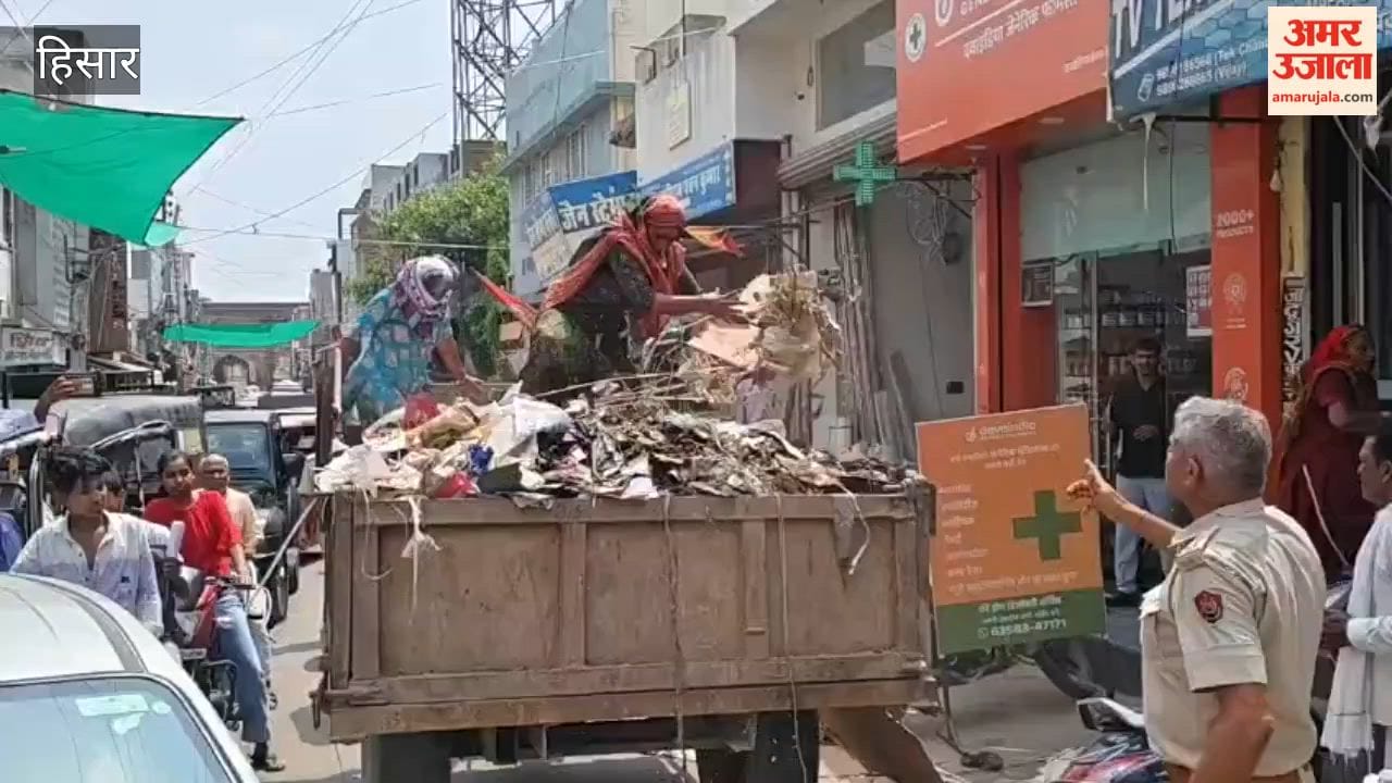 Garbage collection drive resumed in Hansi on the 19th day; sanitation workers protested and scattered garbage on the road; police took them into custody.